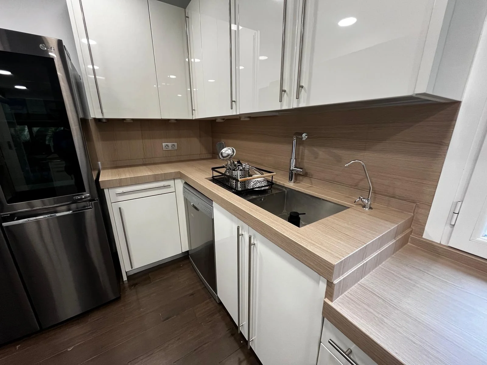 renovación-encimera-con-vinilo-texturizado