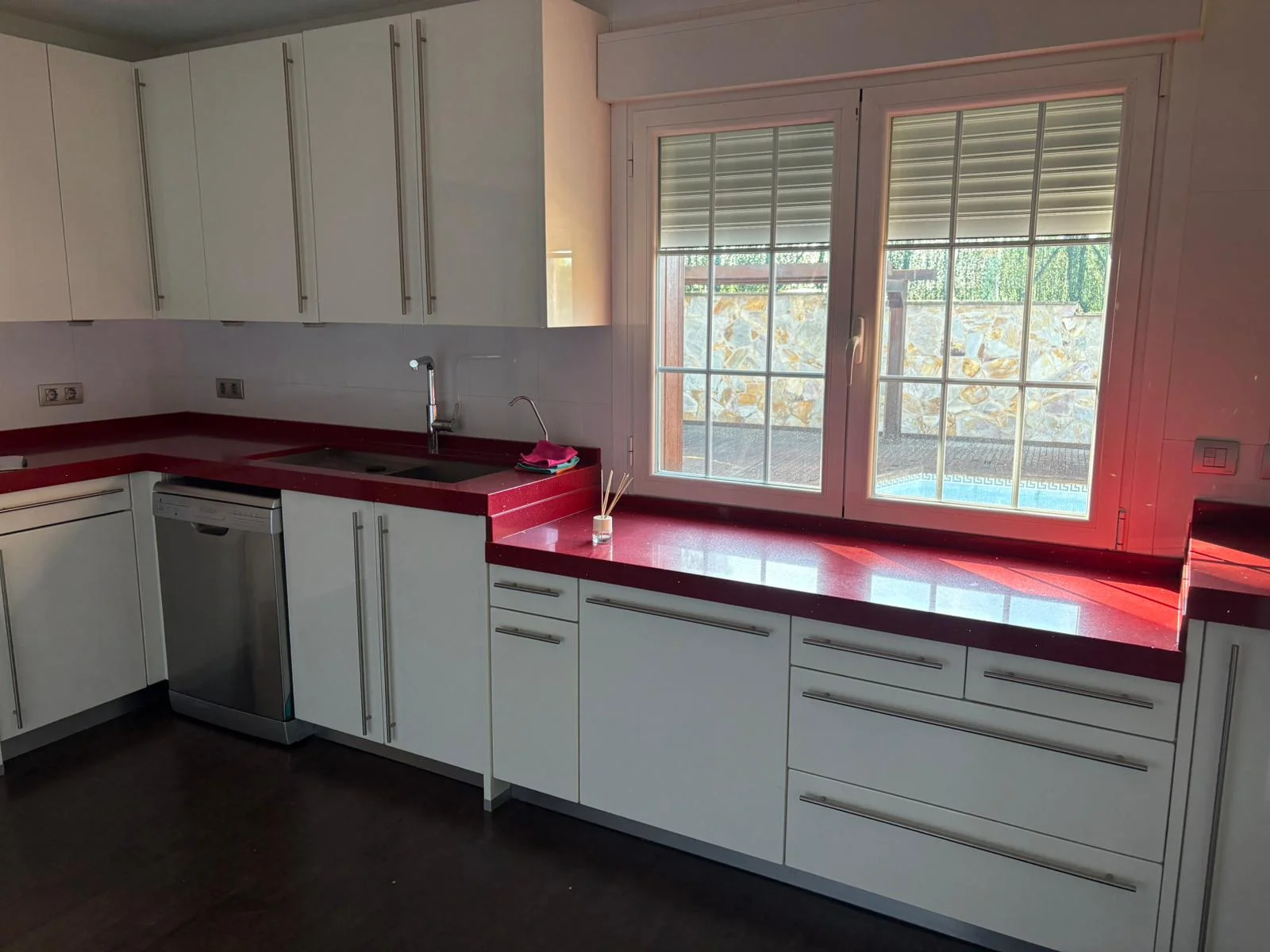 encimera-roja-renovacion-vinilo